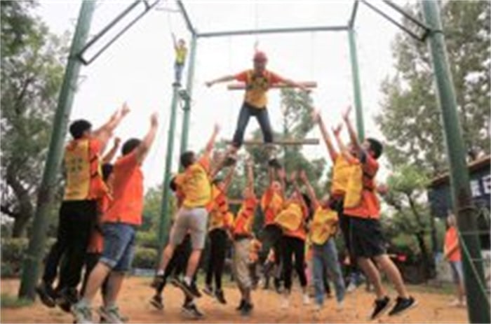 户外拓展有哪些特点，介入有哪些益处？